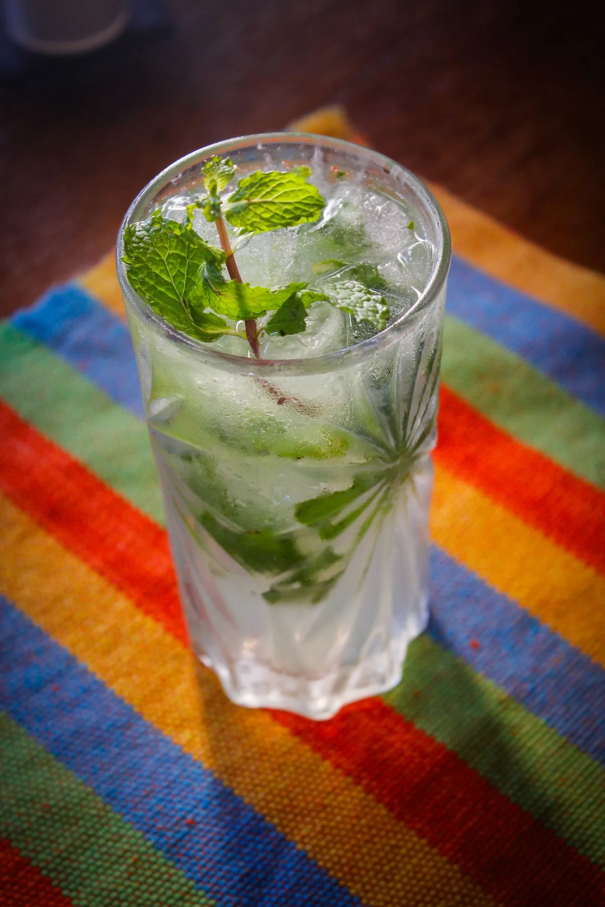 Mojito con menta e hielo